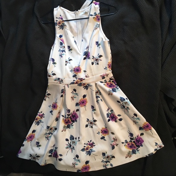 Dress - Picture 4 of 9